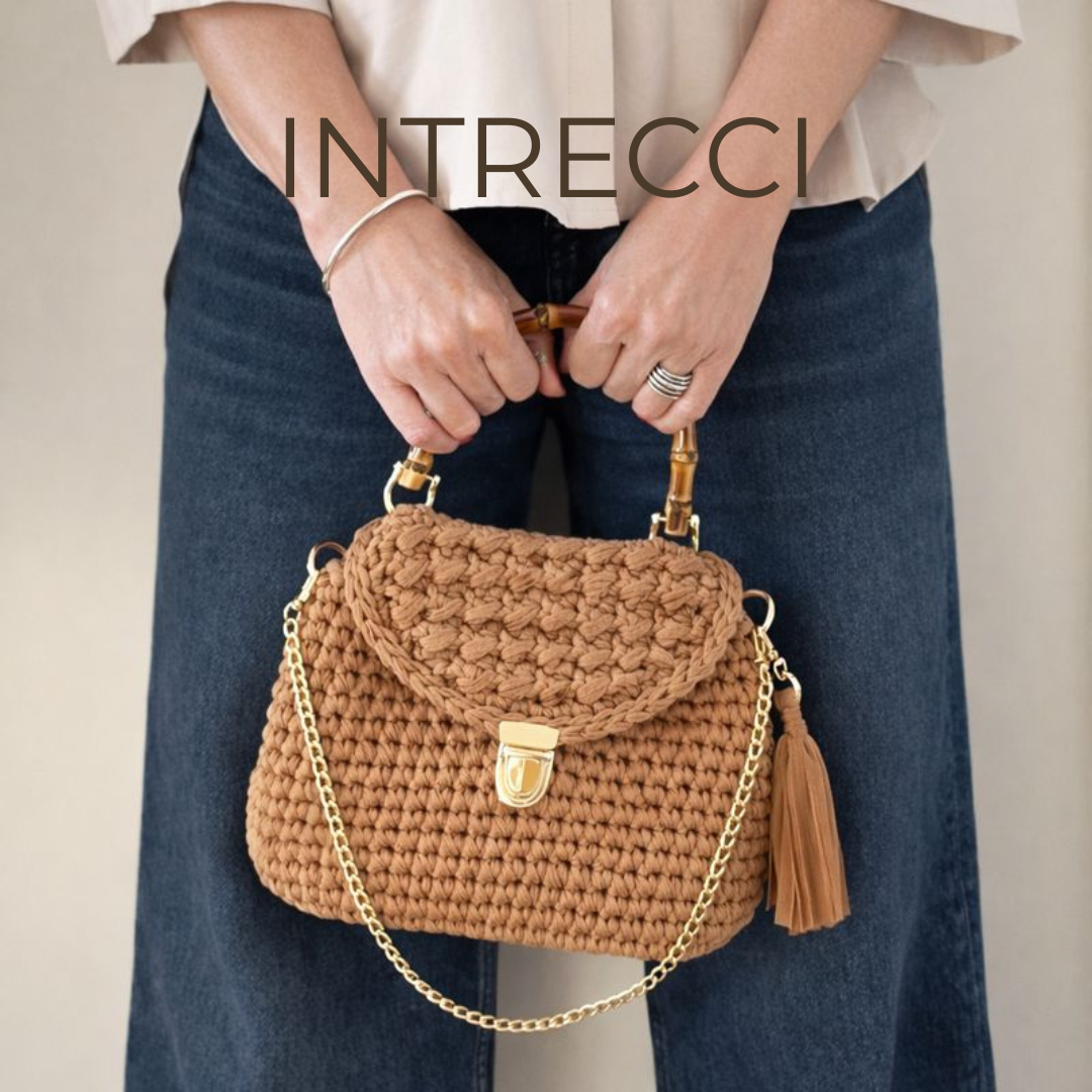 Borsa all’uncinetto caramello con manico in bambù, tracolla a catena dorata e nappa laterale, indossata su jeans – Collezione Intrecci CKI Bags