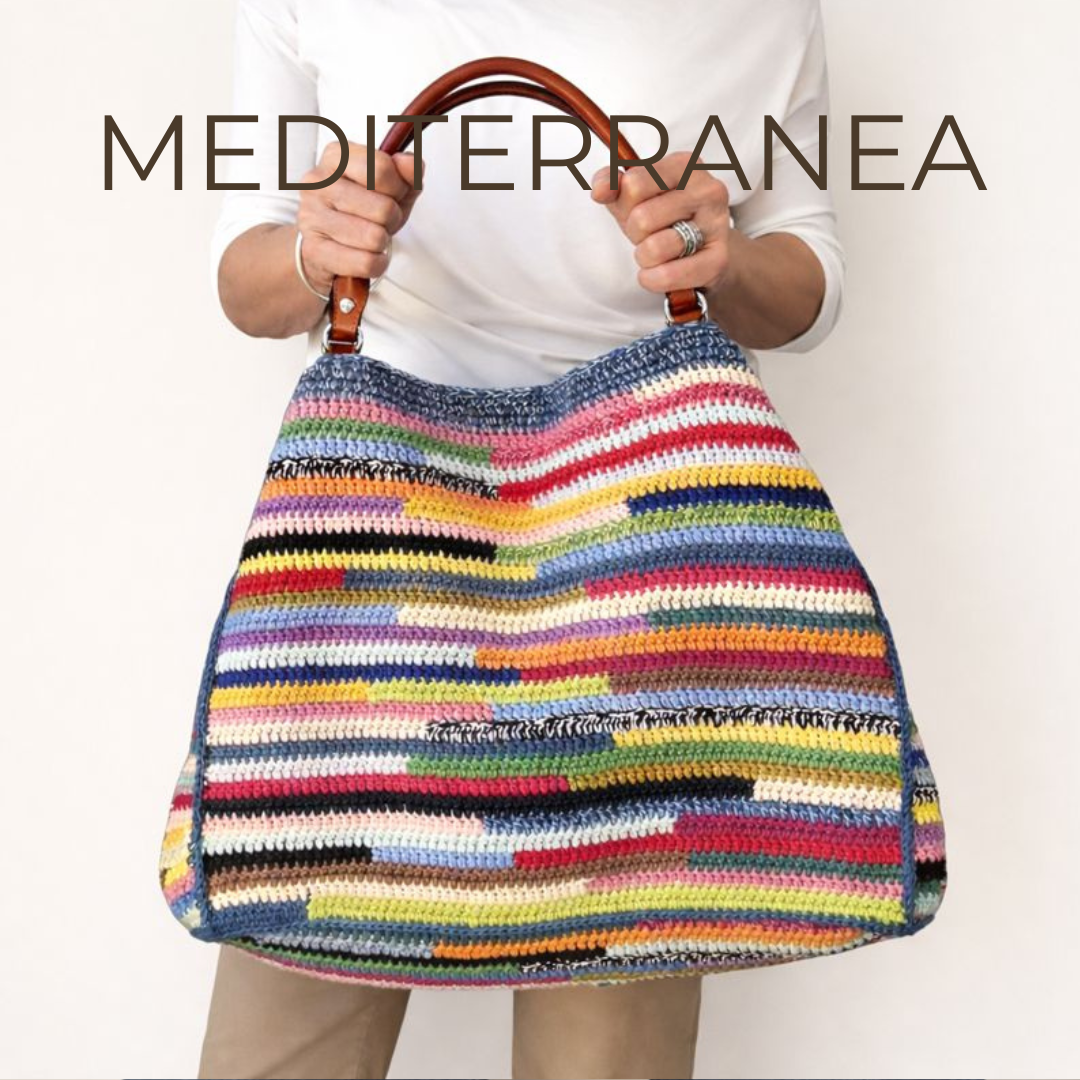 Borsa uncinetto multicolore con manico e tracolla in ecopelle, indossata su jeans – Collezione Mediterranea CKI Bags