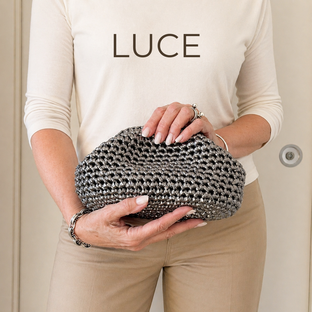 Pochette all’uncinetto in ecopelle metallizzata argento, effetto luminoso, tenuta a mano – Collezione Luce CKI Bags