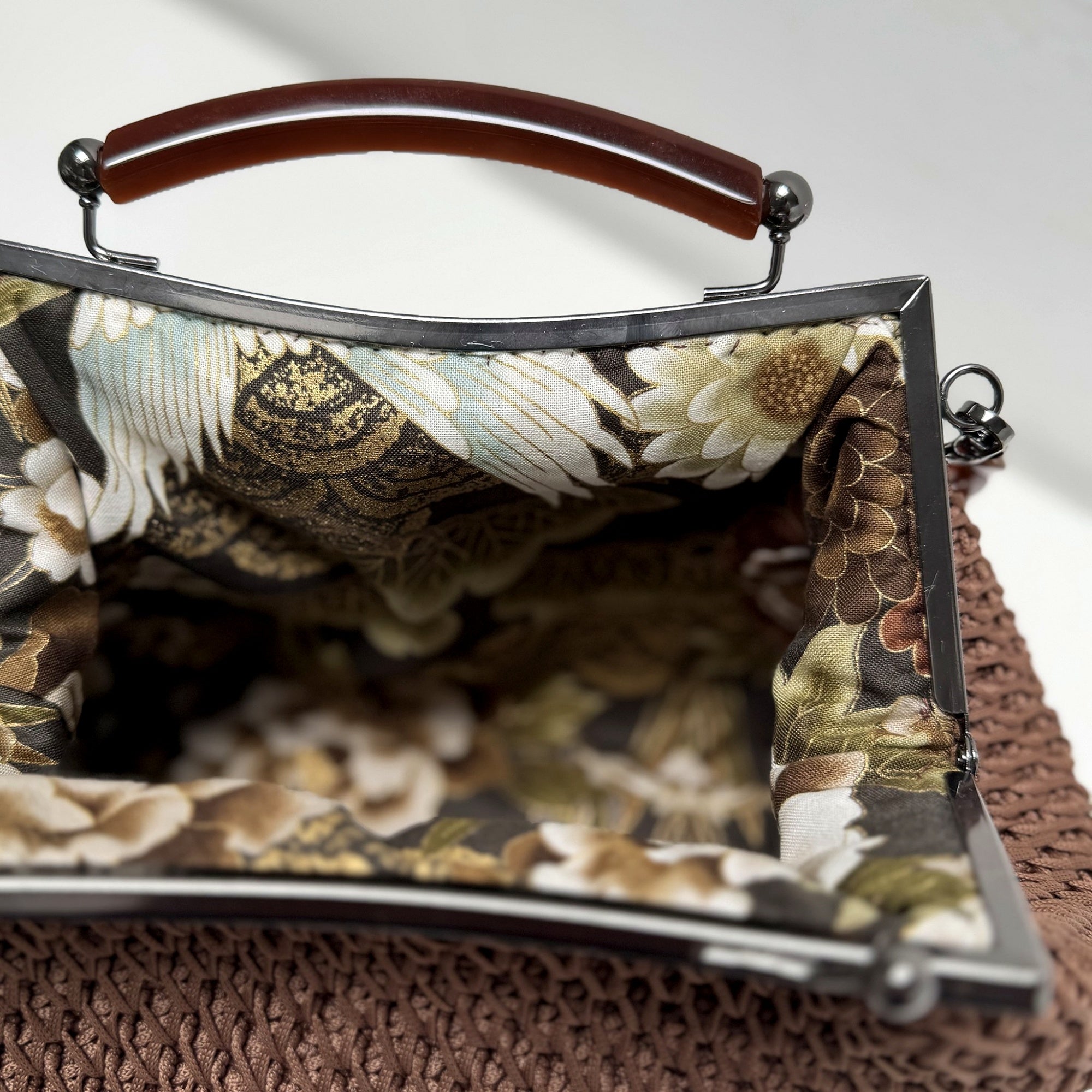 Clutch uncinetto color  cuoio dettaglio fodera interna e chiusura fatto a mano ckibags artigianale italiana