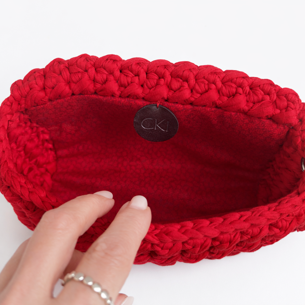borsa uncinetto elegante Ella rossa aperta dettaglio interno e chiusura