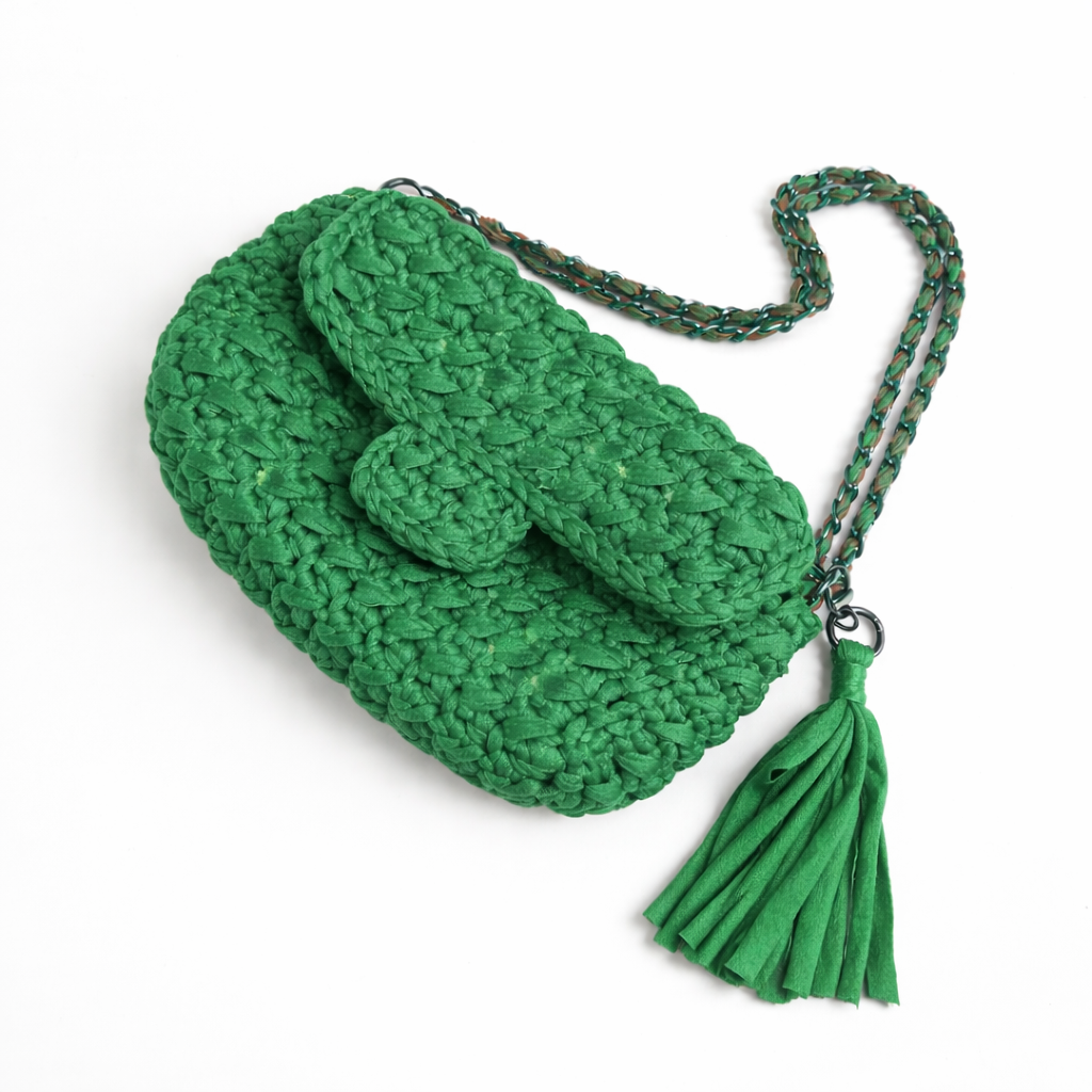 borsa uncinetto elegante Ella verde erba con catena e nappa vista frontale