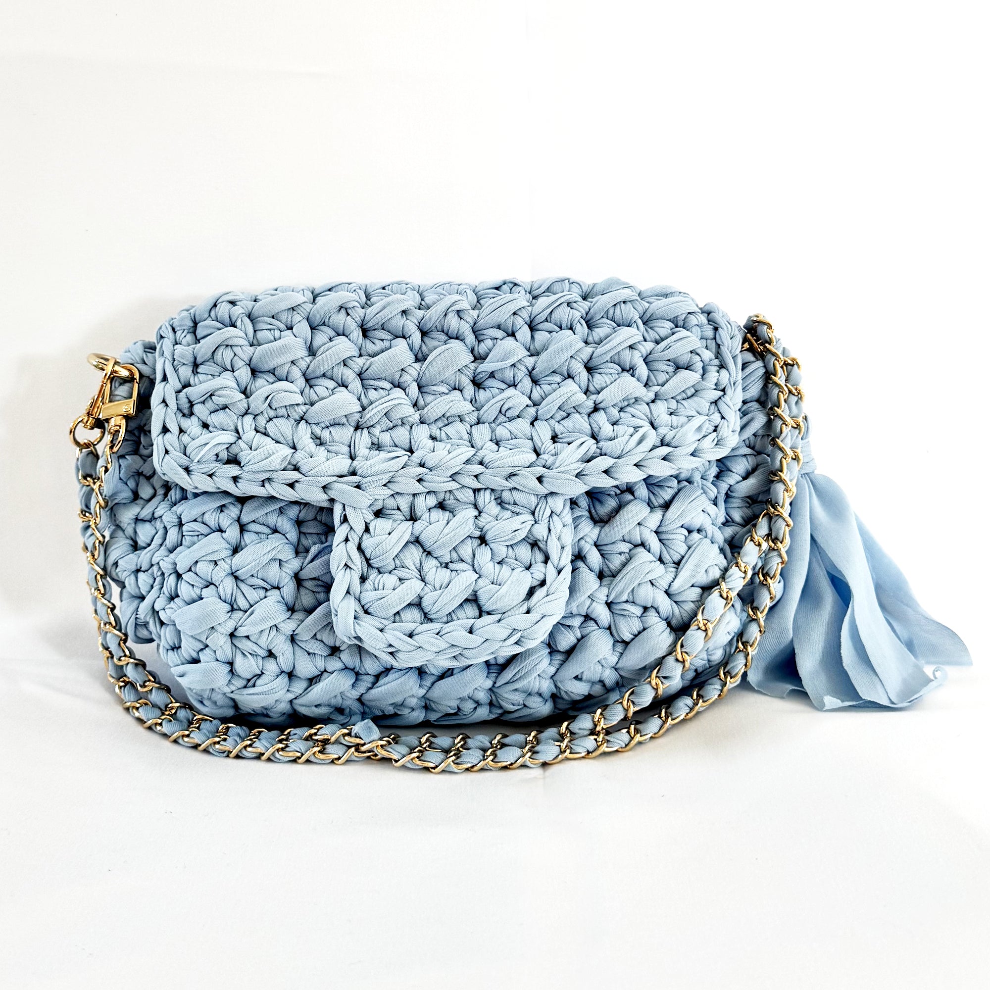 borsa uncinetto elegante Ella azzurro jeans con catena e nappa vista frontale