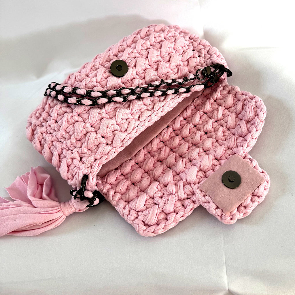 borsa uncinetto elegante Ella rosa aperta dettaglio interno e chiusura