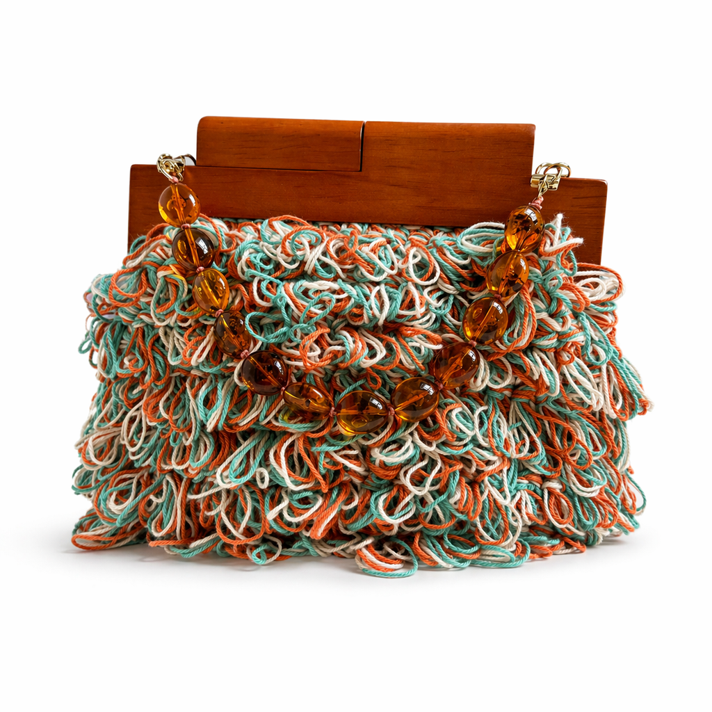 Talia clutch uncinetto variante arancio acqua avorio con manico in legno scuro e perle ambrate  vista frontale