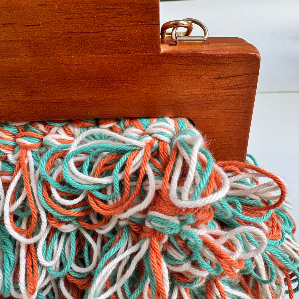 Talia  clutch artigianale  variante arancio acqua avoriodettaglio legno e lavorazione ravvicinato