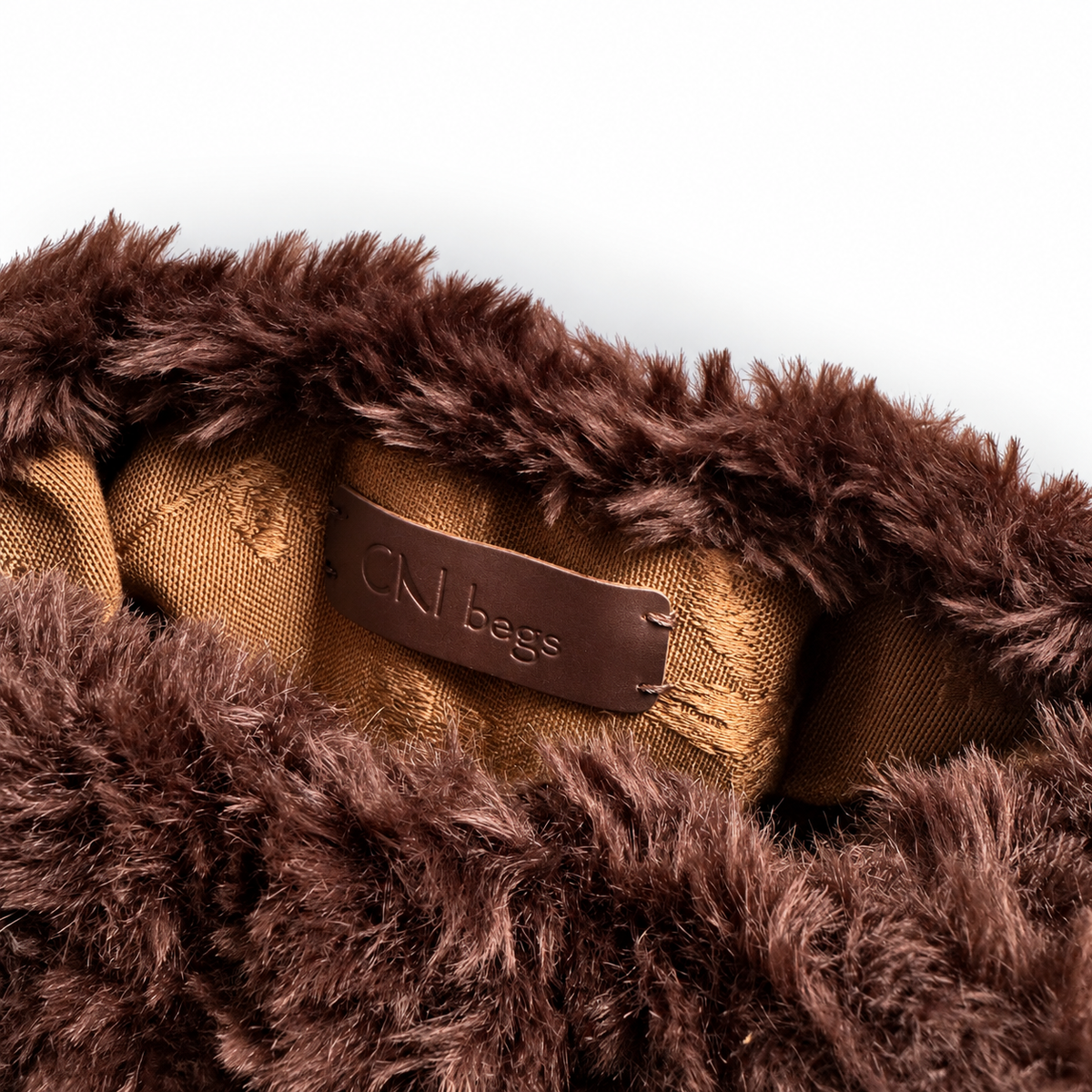 Dettaglio interno della borsa Astrid con fodera in broccato ed etichetta CKI Bags.