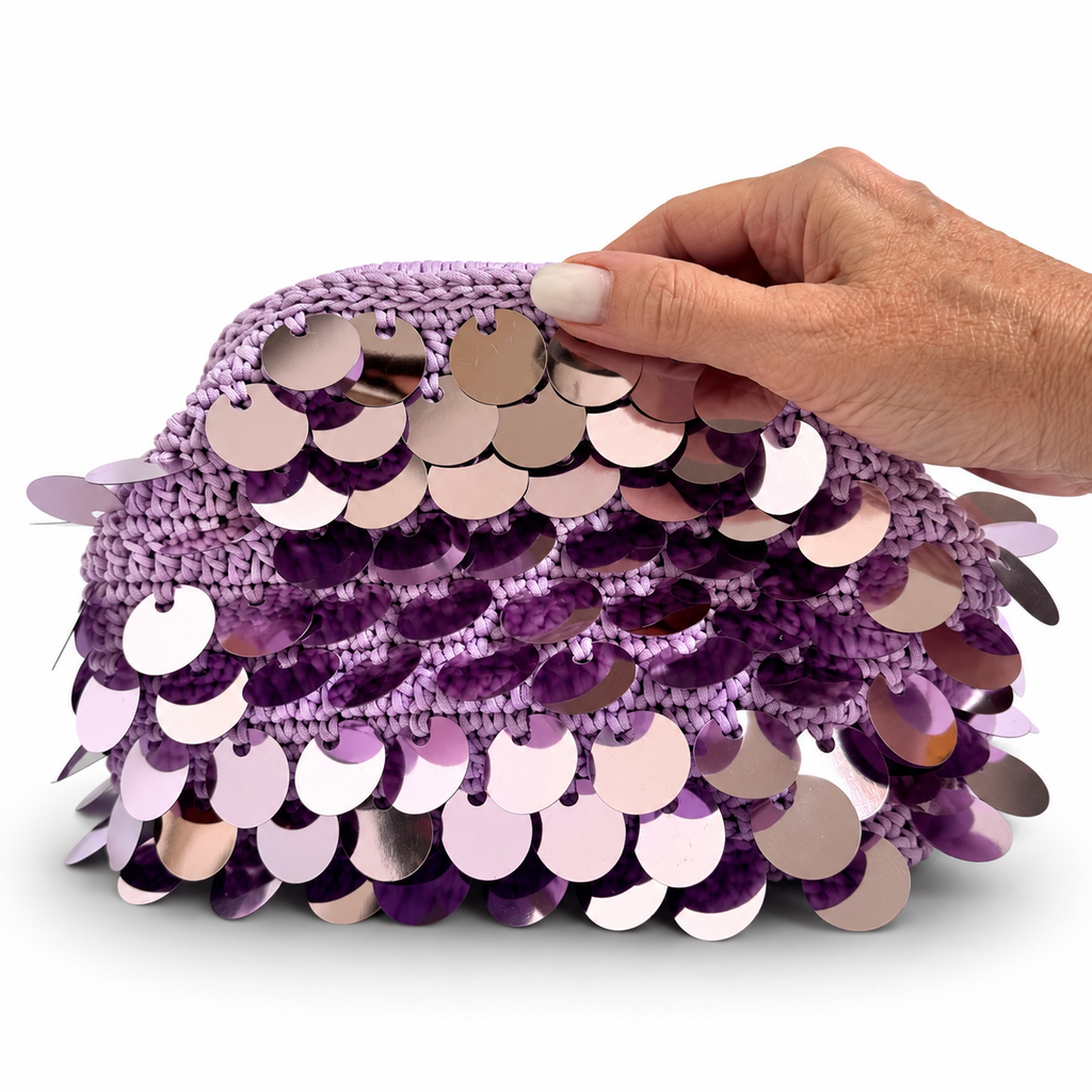 Dettaglio della lavorazione della borsa crochet Cloe lilla con paillettes