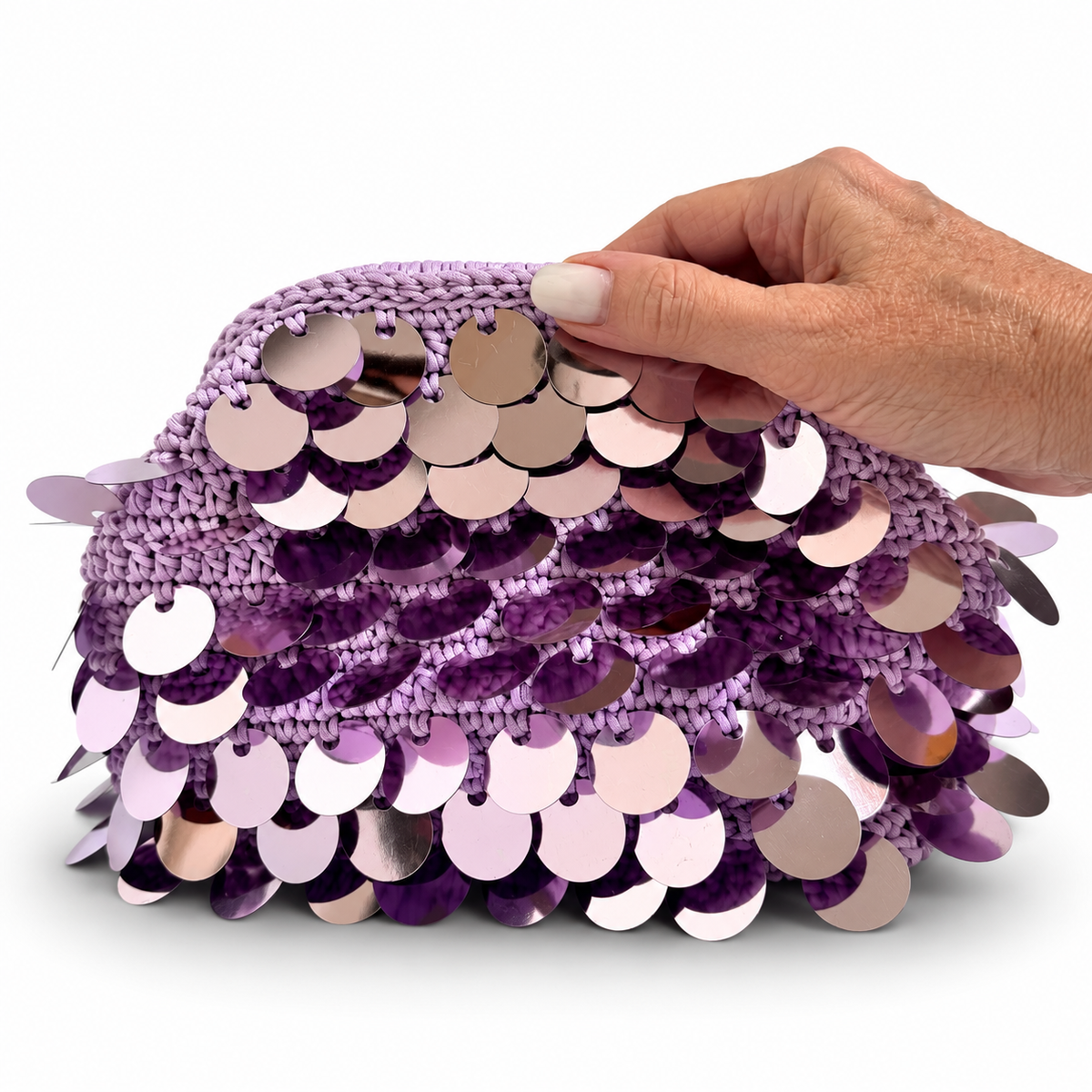 Dettaglio della lavorazione della borsa crochet Cloe lilla con paillettes