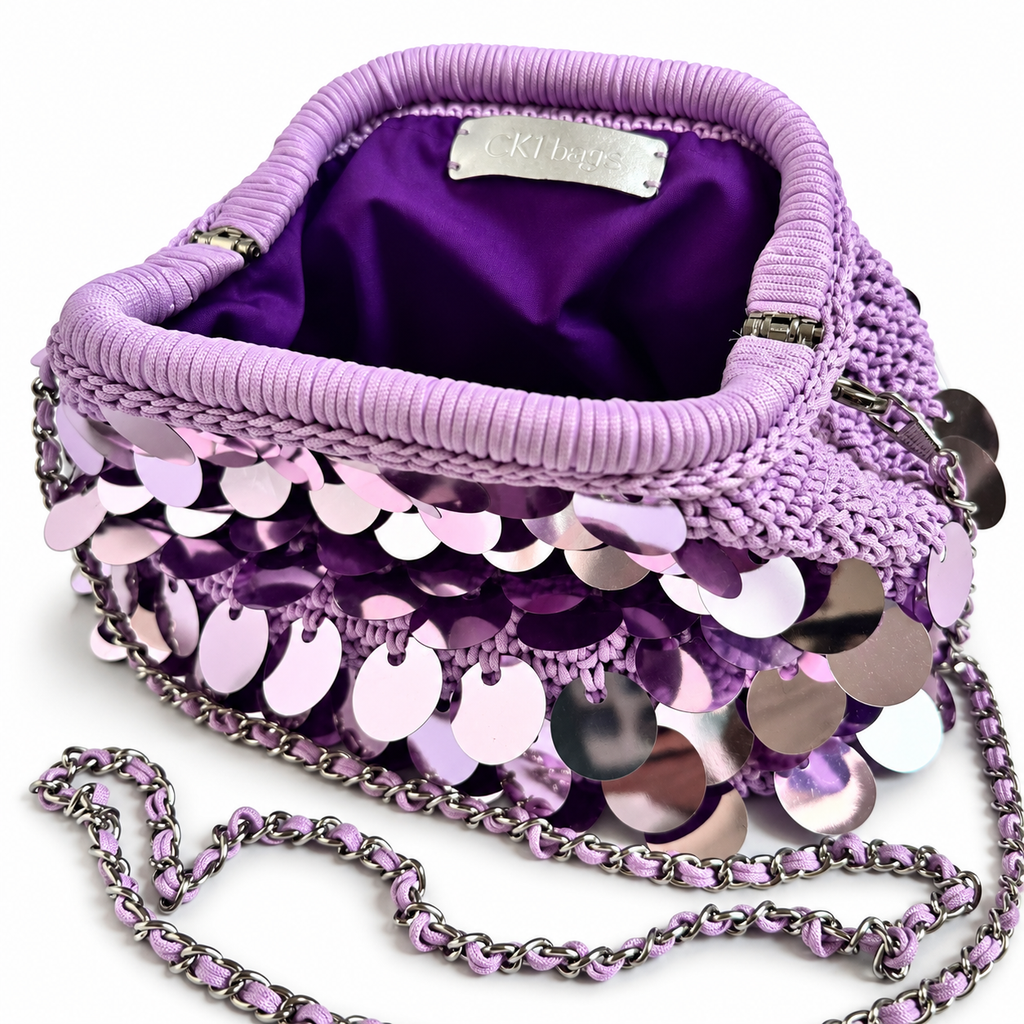 Borsa crochet Cloe lilla con paillettes aperta, dettaglio interno