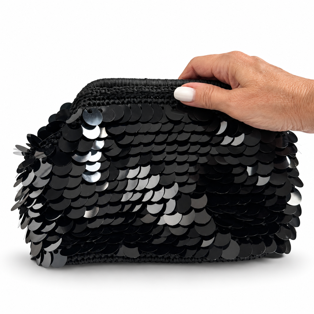 Dettaglio apertura della borsa crochet Cloe nera con paillettes