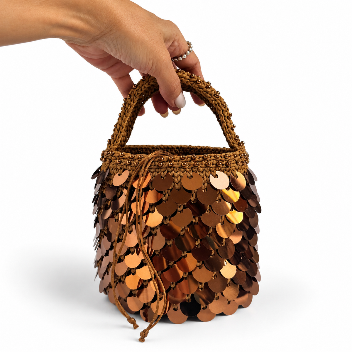 Borsa a secchiello Dafne color bronzo tenuta a mano