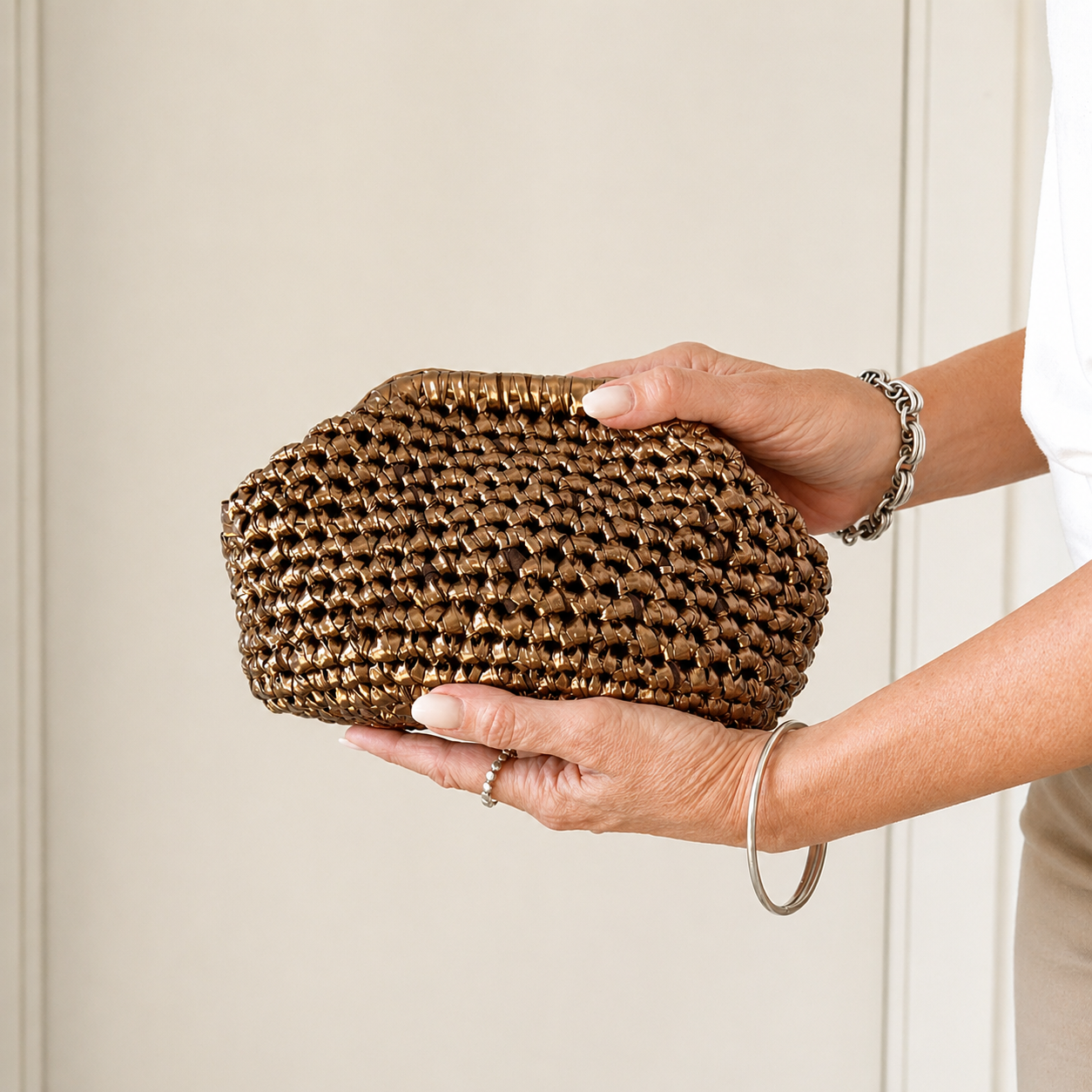 clutch uncinetto Diva bronzo effetto metallizzato in mano