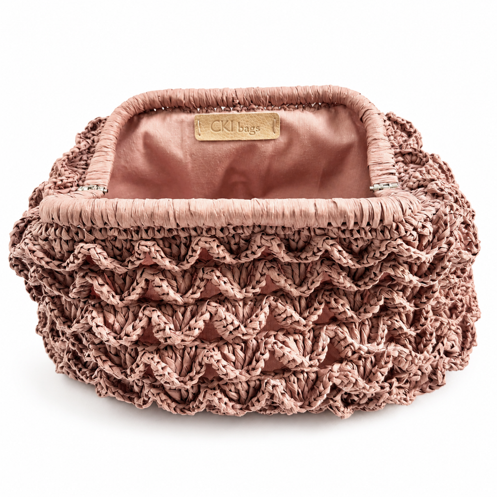 Interno della clutch Duna con fodera cucita a mano e chiusura a scatto rivestita.