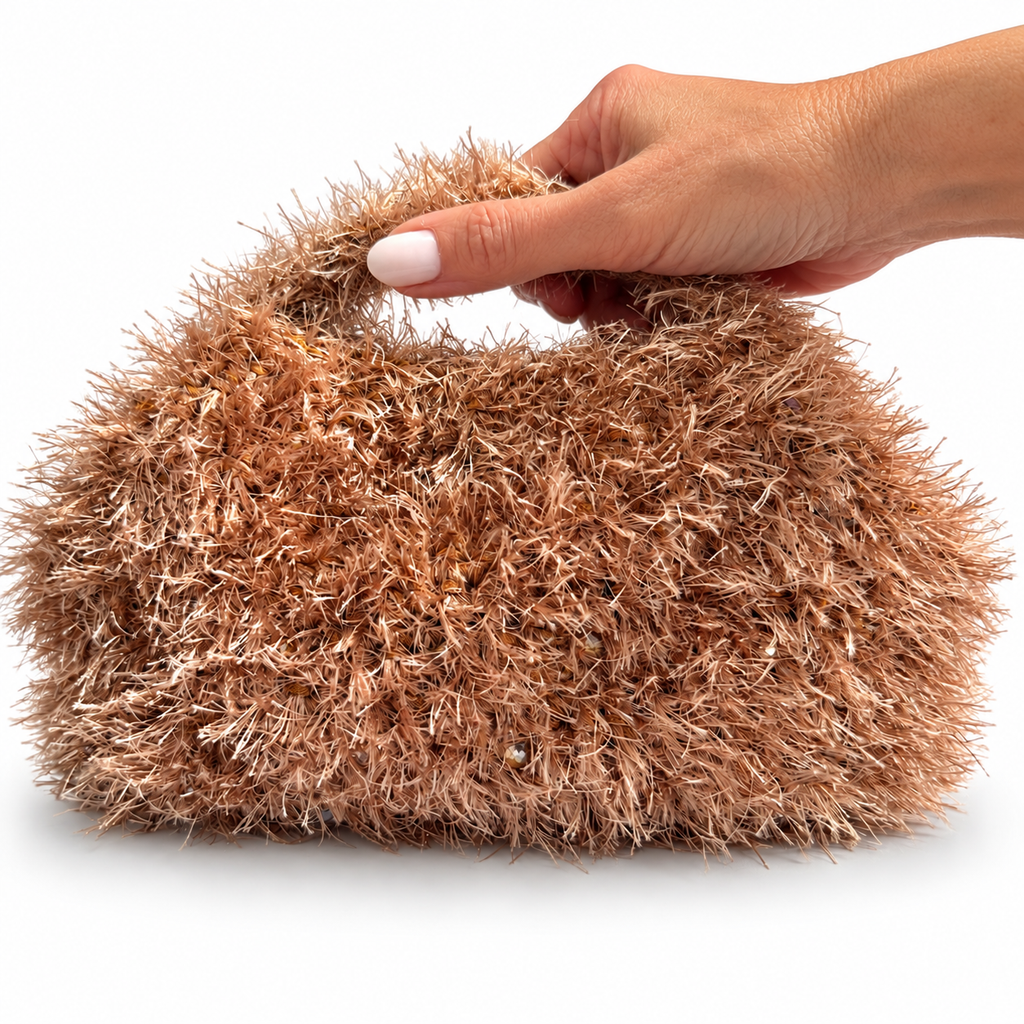 Borsa Egle Caramello con cristalli, tenuta in mano