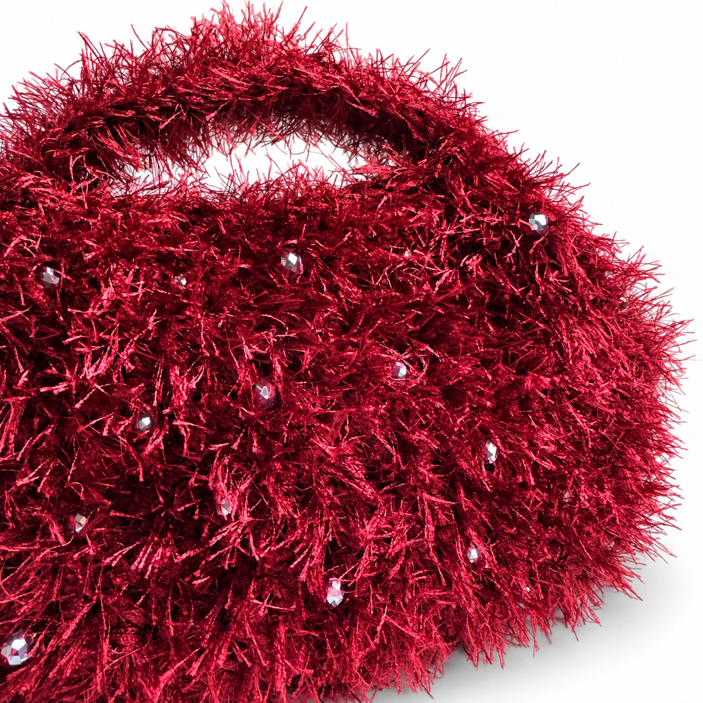 Dettaglio della texture e dei cristalli cuciti a mano della borsa Egle Sangria