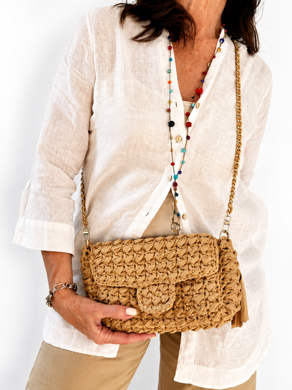 borsa uncinetto elegante Ella beige indossata a tracolla con catena
