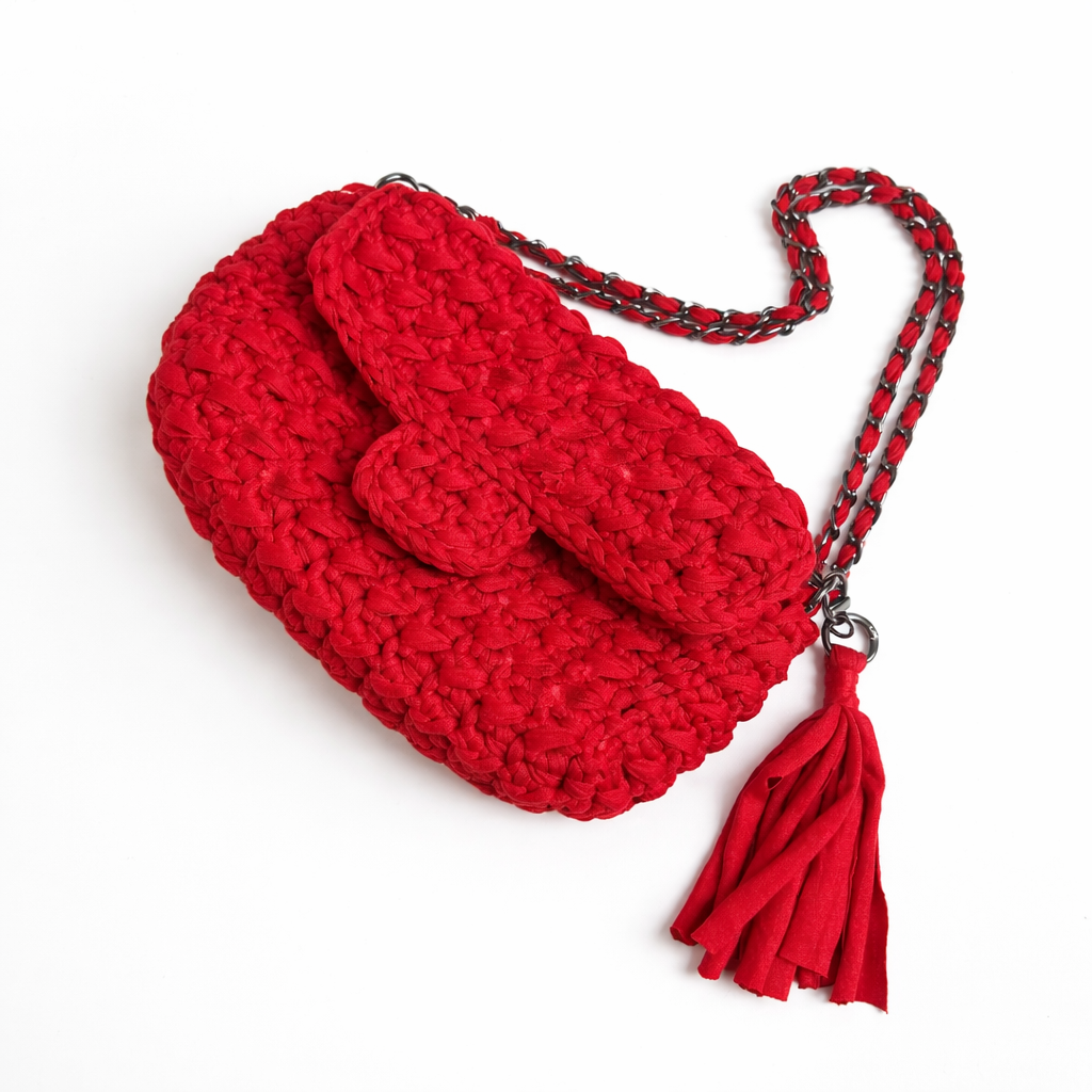 borsa uncinetto elegante Ella rossa con catena intrecciata e nappa vista frontale