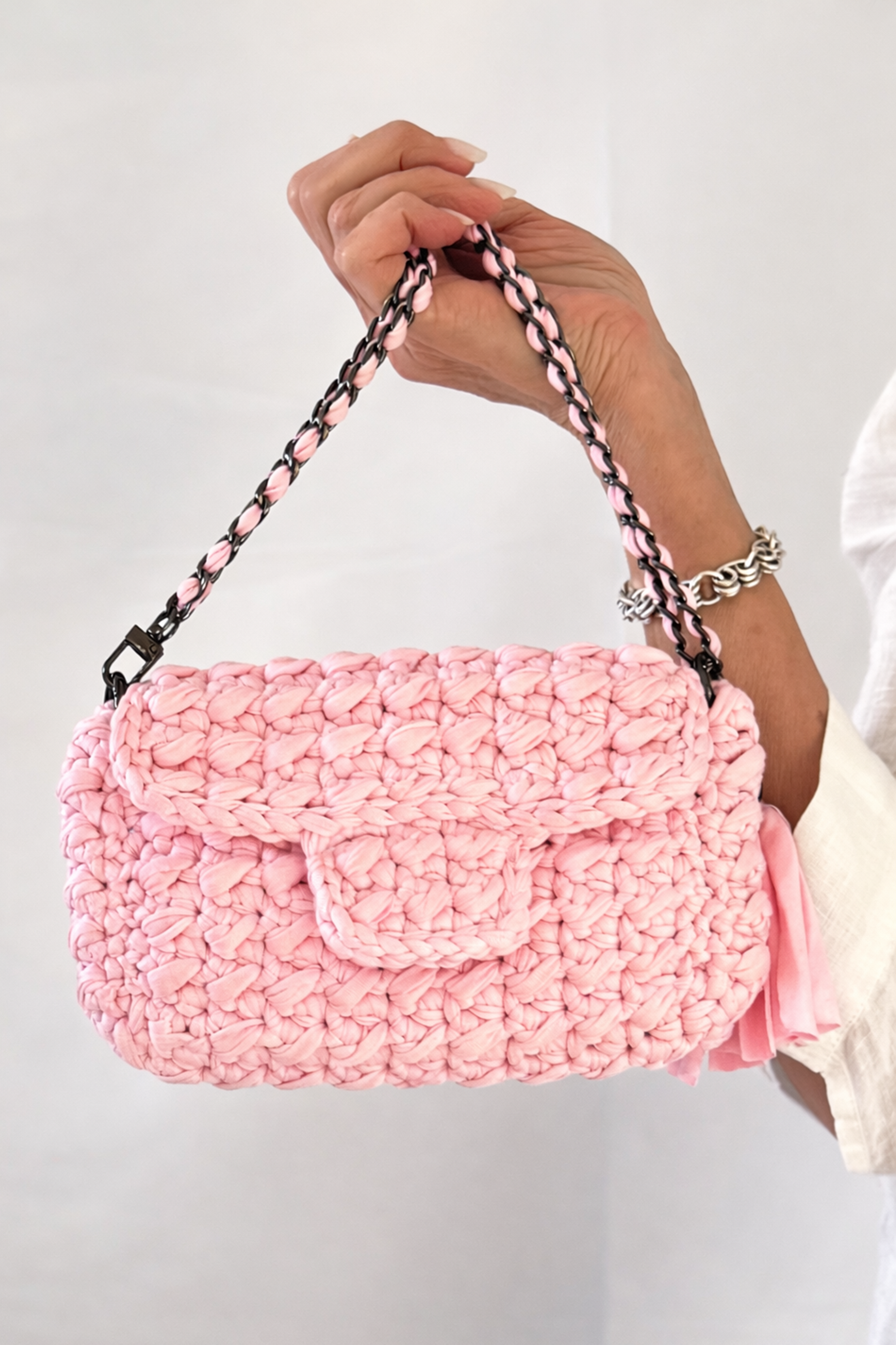 borsa uncinetto elegante Ella rosa indossata a mano con catena intrecciata