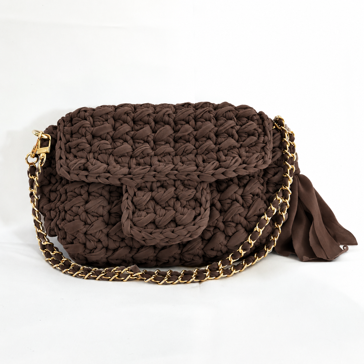 Ella Mini Bag crochet color caffè con tracolla a catena e nappina
