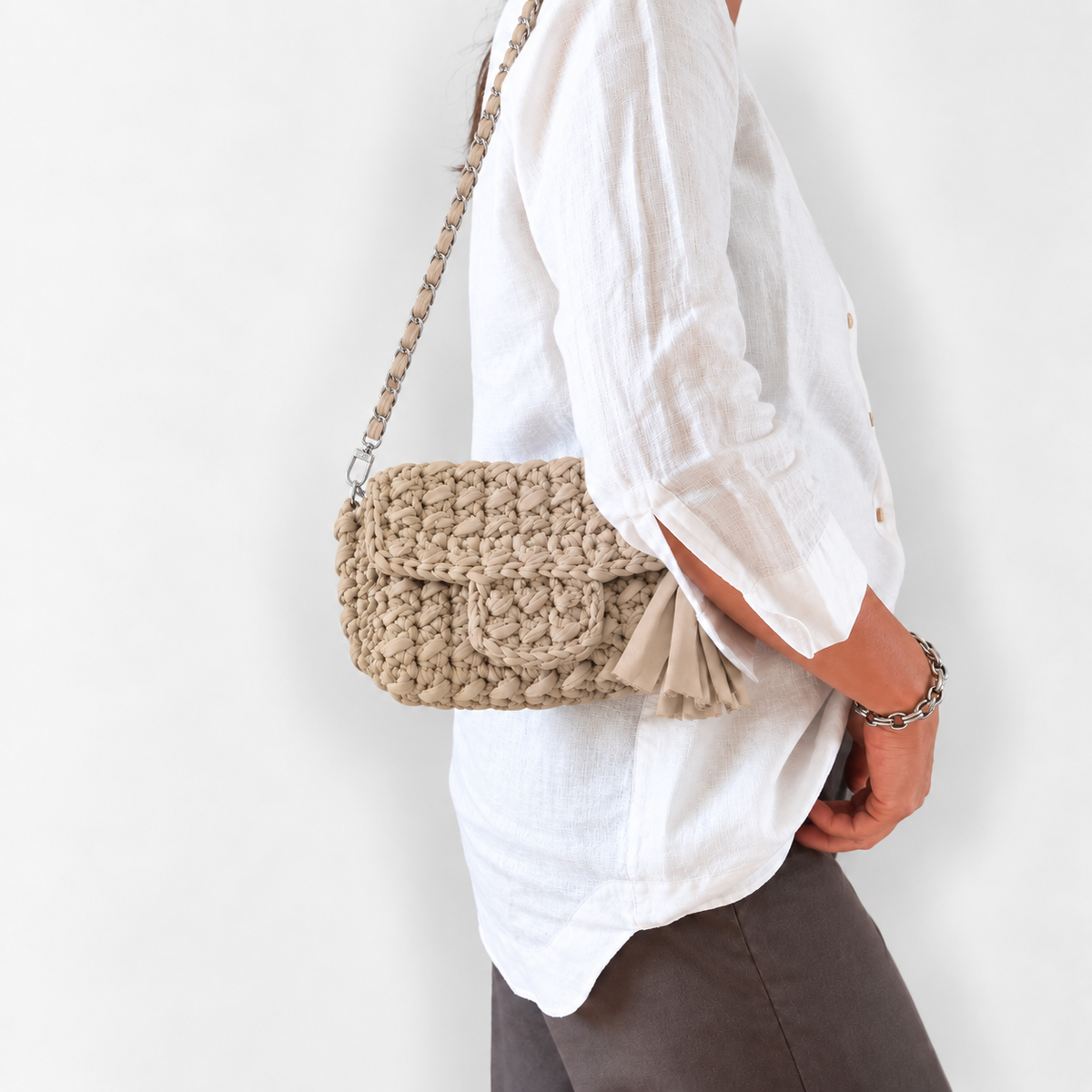 Ella Mini Bag crochet color cammello indossata a spalla