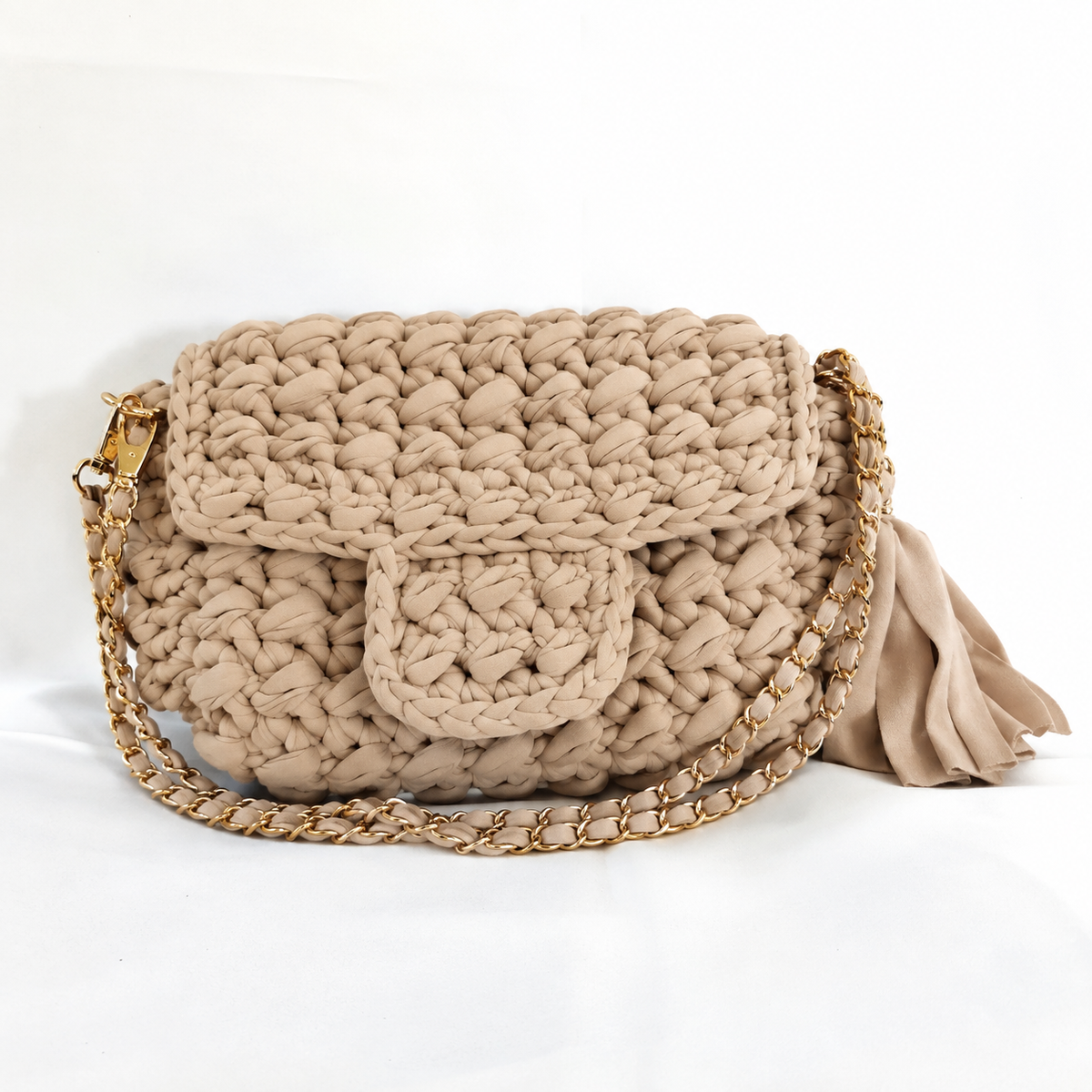 Ella Mini Bag crochet color cammello con tracolla a catena e nappina