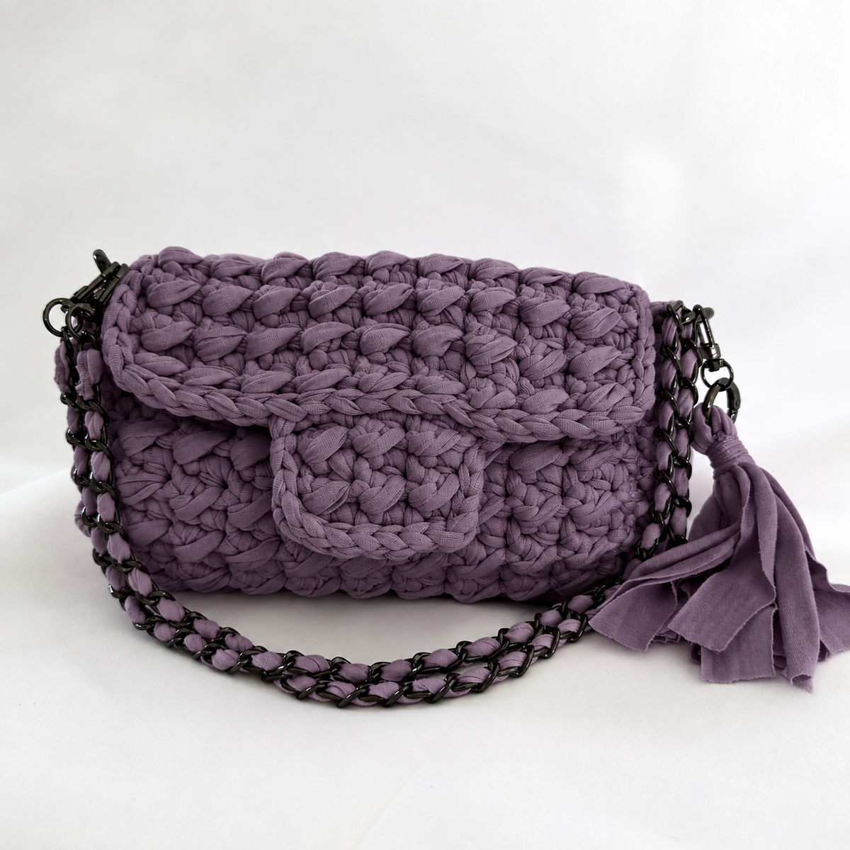 Ella Mini Bag crochet malva con tracolla a catena e nappina