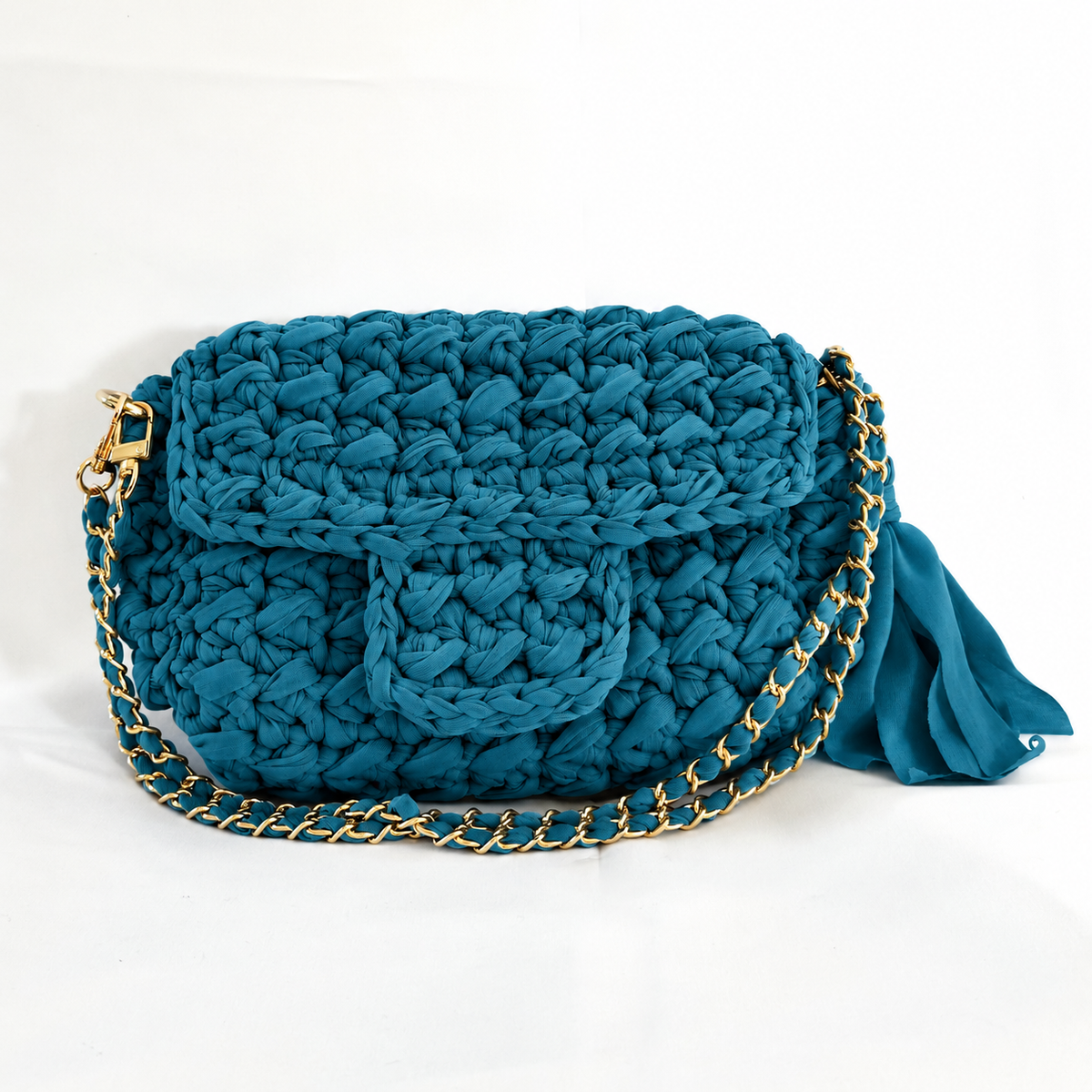 Ella Mini Bag crochet ottanio con tracolla a catena e nappina
