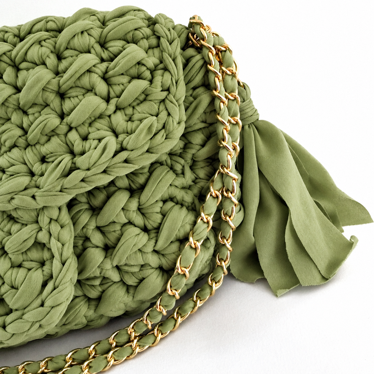 Dettaglio della lavorazione crochet della Ella Mini Bag verde oliva