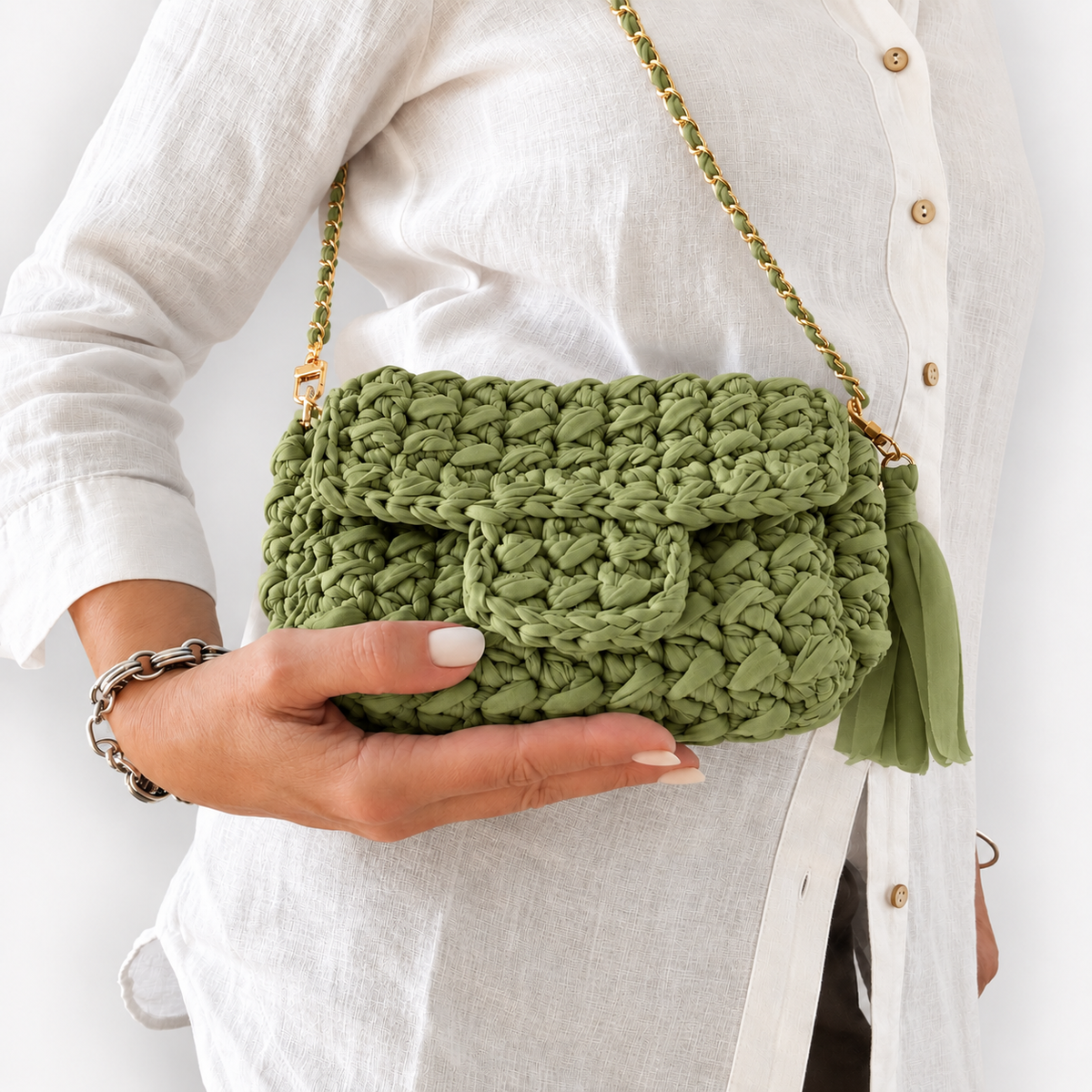 Ella Mini Bag crochet verde oliva indossata, vista frontale