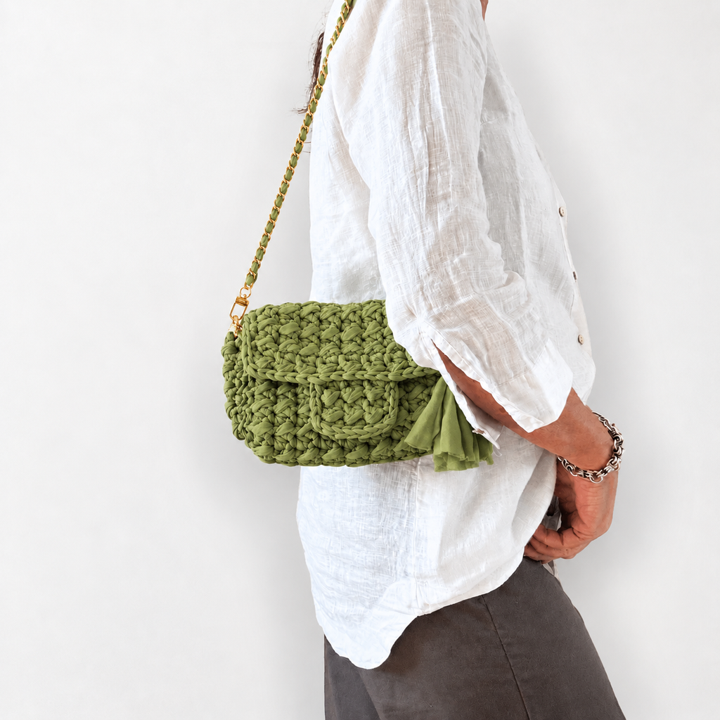 Ella Mini Bag crochet verde oliva indossata a spalla, vista laterale