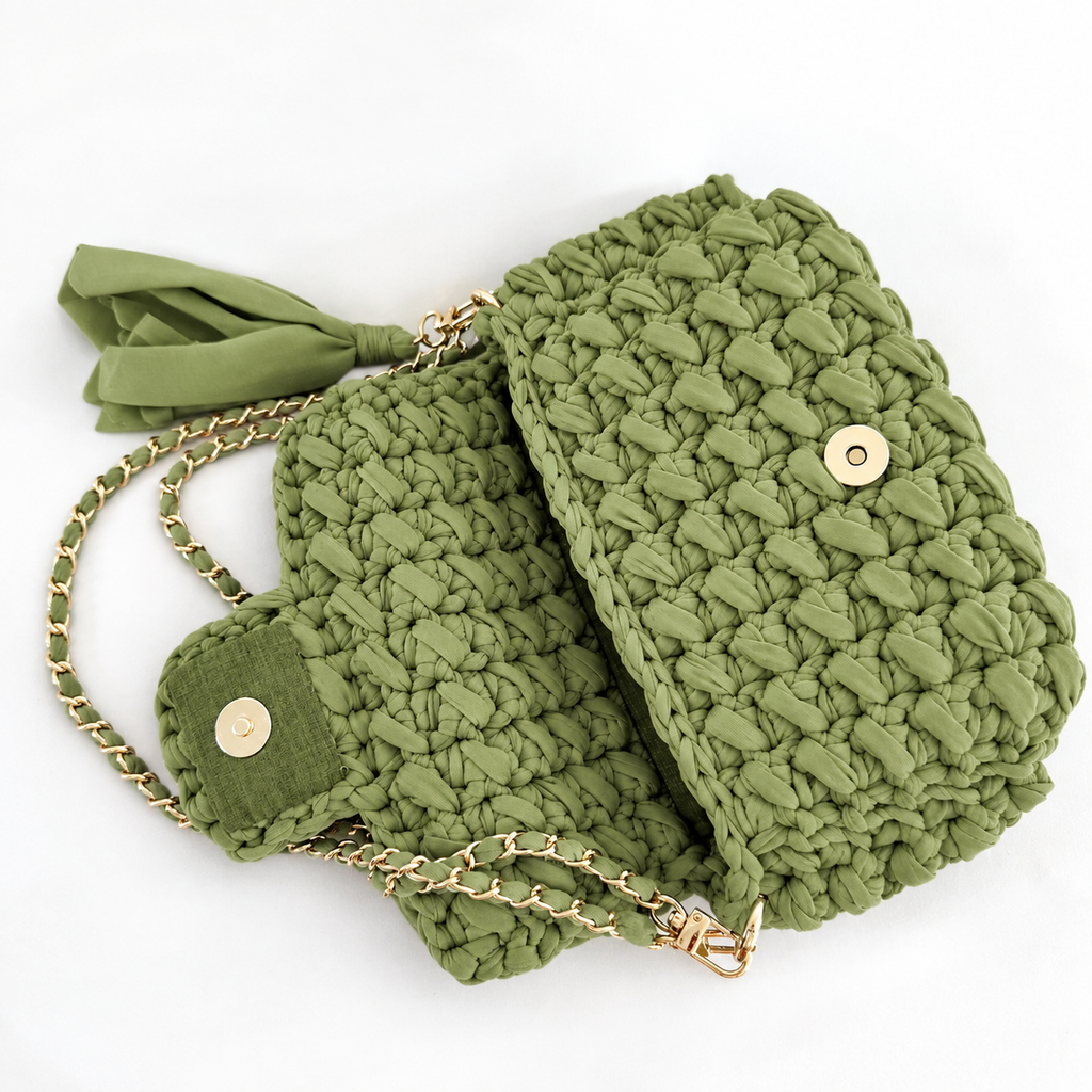 Ella Mini Bag verde oliva aperta con dettaglio dell'interno