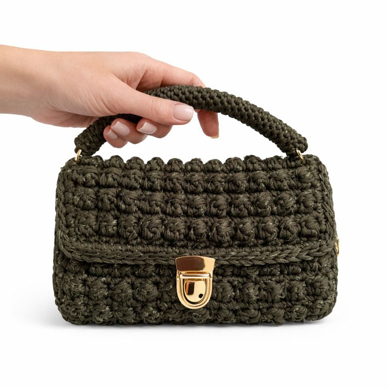mini borsa uncinetto Emma verde militare indossata a mano