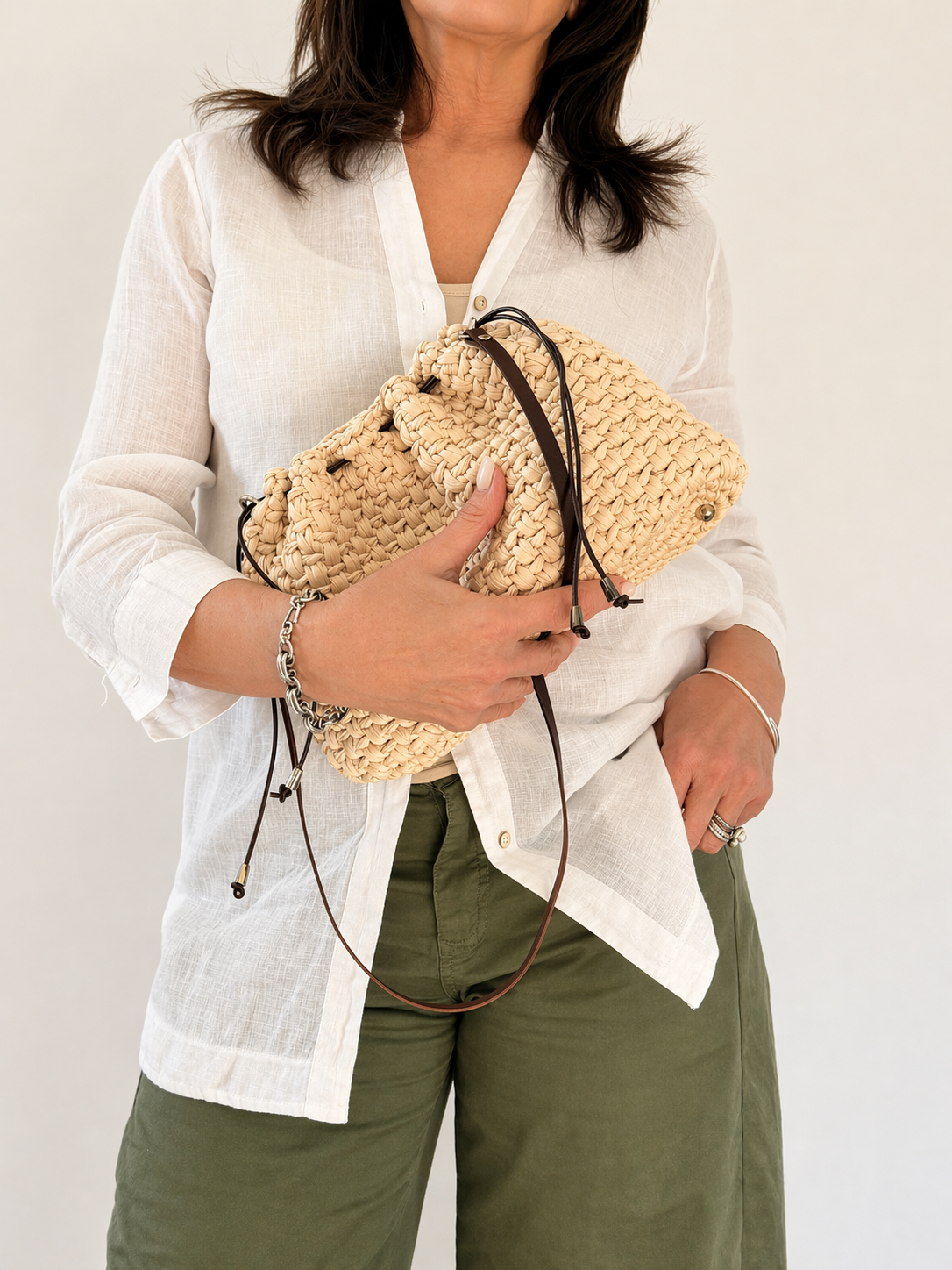 borsa uncinetto a sacchetto Eva beige indossata a mano
