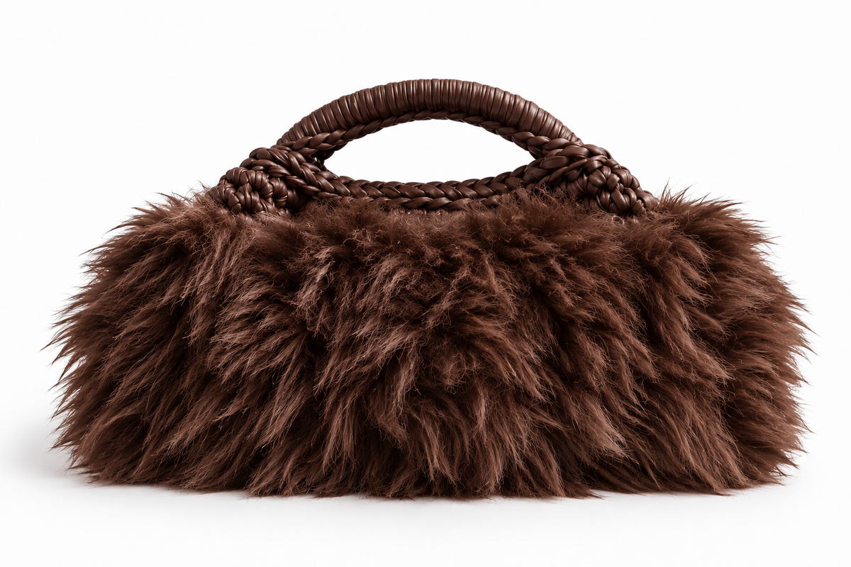 Greta clutch marrone in ecopelliccia lunga con manico rivestito in ecopelle coordinata