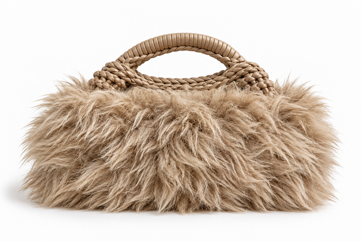 Greta clutch color sabbia in ecopelliccia lunga con manico rivestito in ecopelle coordinata