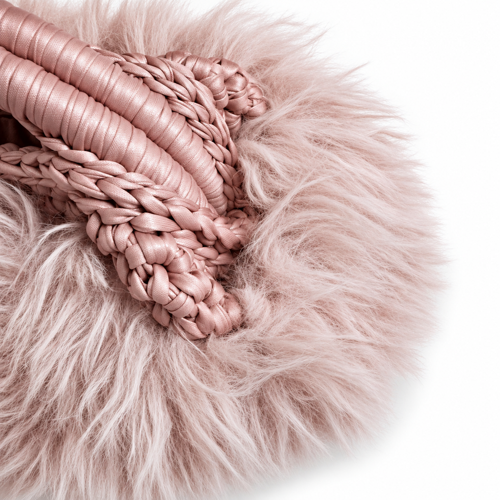 Dettaglio della lavorazione all'uncinetto in ecopelle rosa e dell'ecopelliccia lunga della clutch Greta