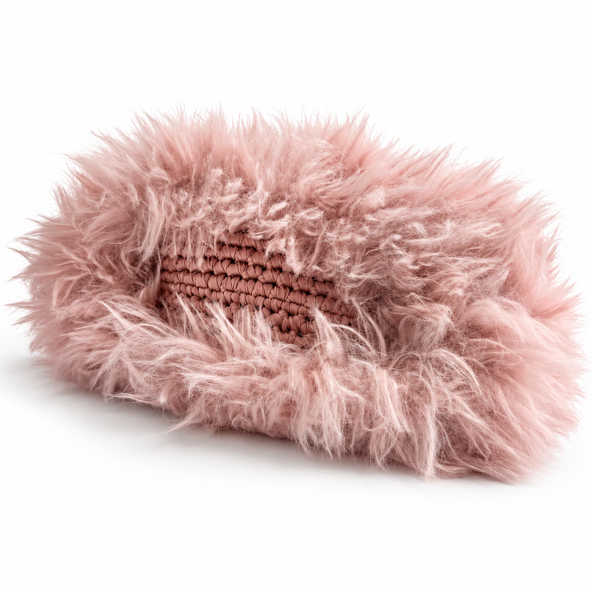 Vista lfondo della clutch Greta rosa con ecopelliccia soffice e struttura in ecopelle