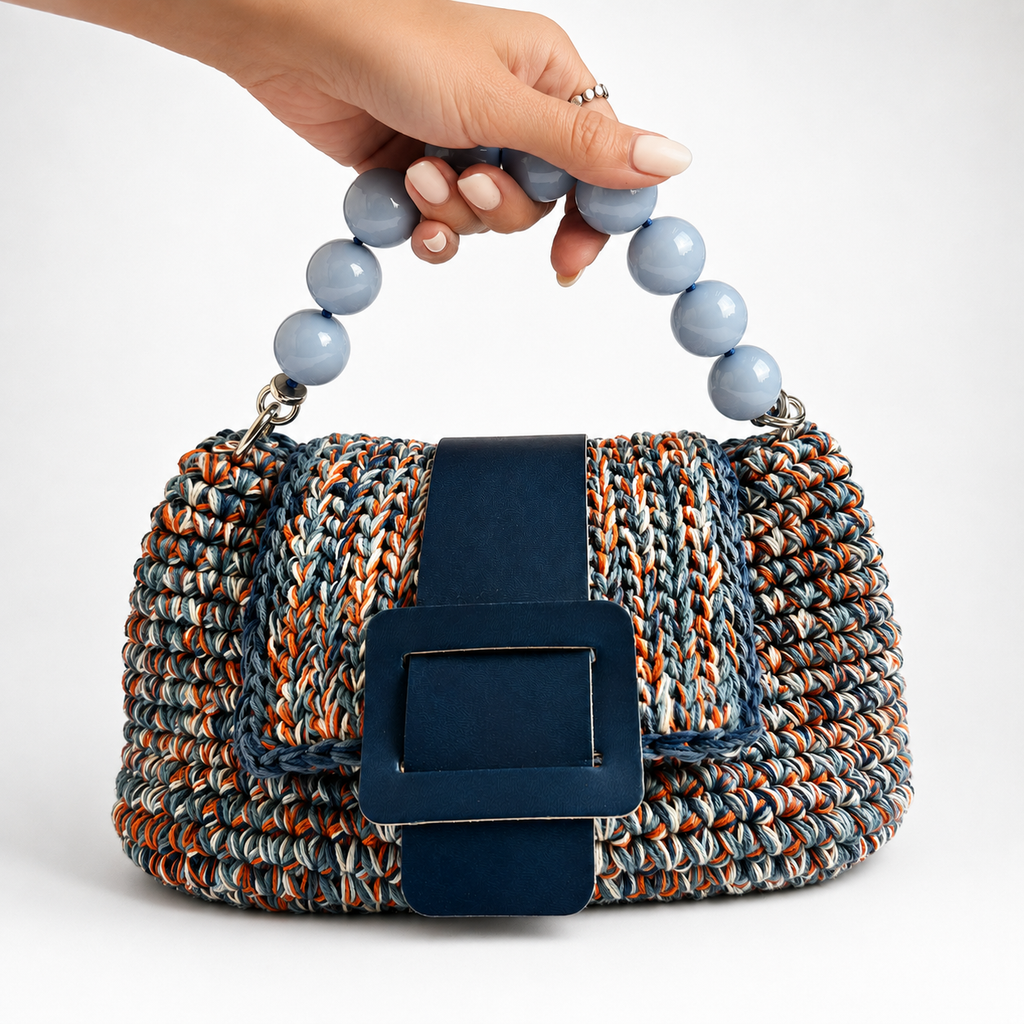 Borsa crochet artigianale Kia blu con manico di perle.