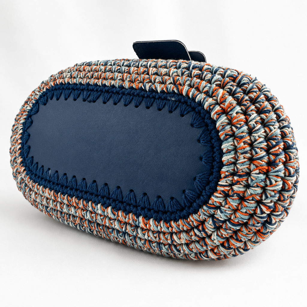 Fondo della borsa crochet Kia blu con base in similpelle