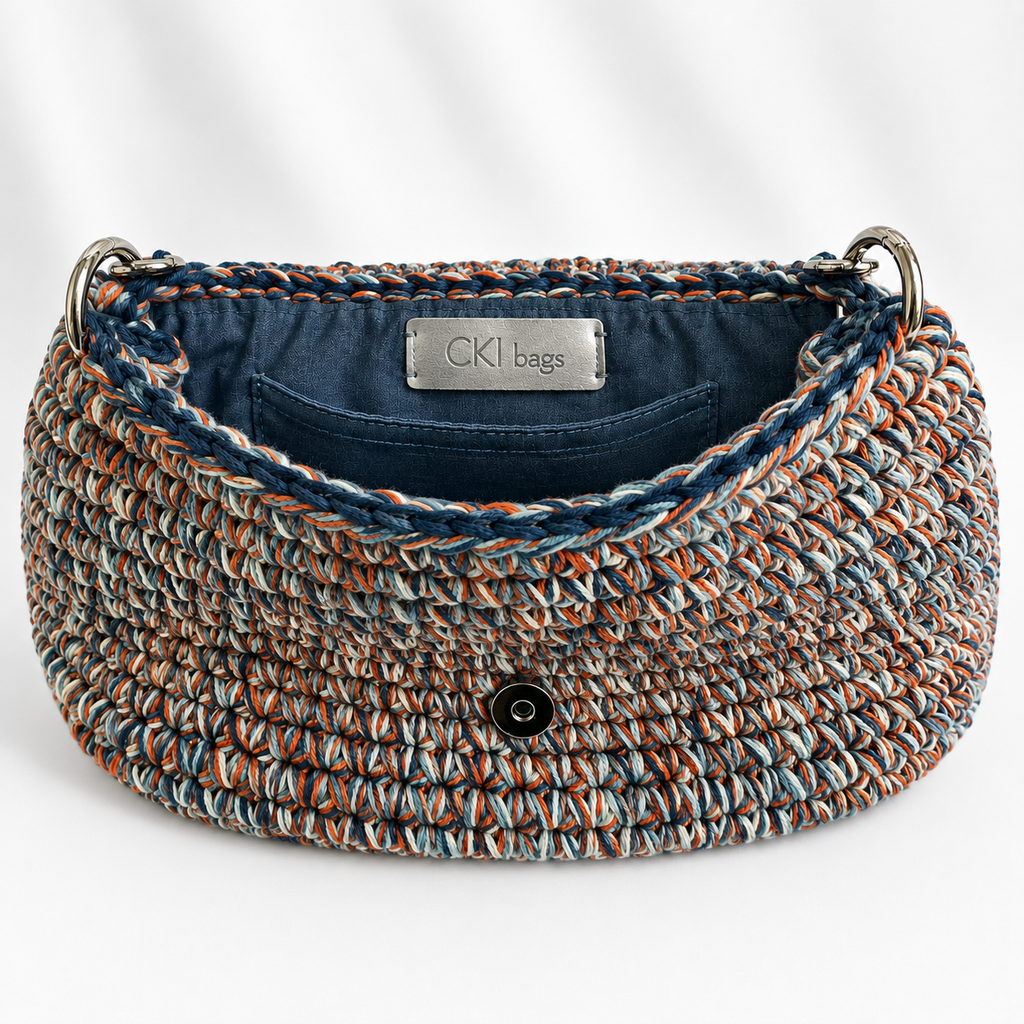 Interno della borsa crochet Kia blu con fodera e tasca interna.
