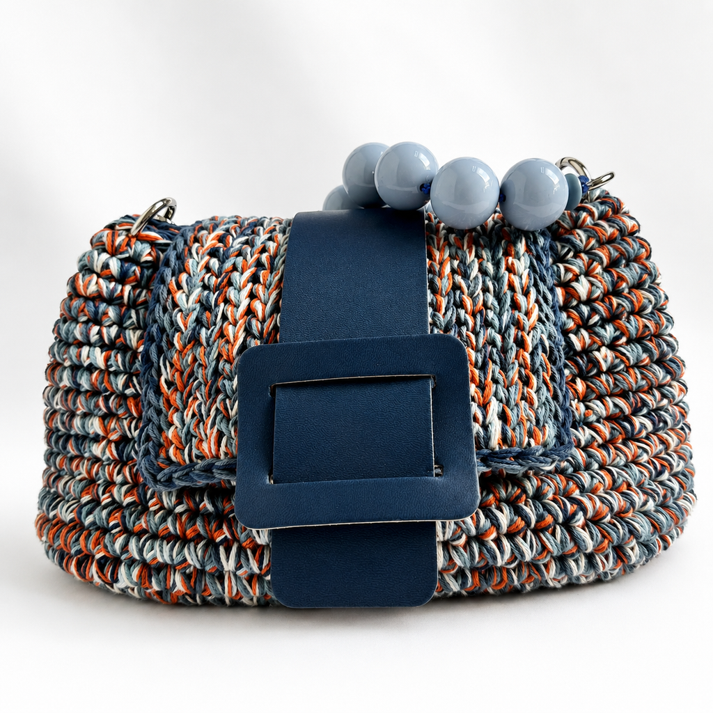 Vista frontale della borsa crochet artigianale Kia blu