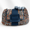 Vista frontale della borsa crochet artigianale Kia blu