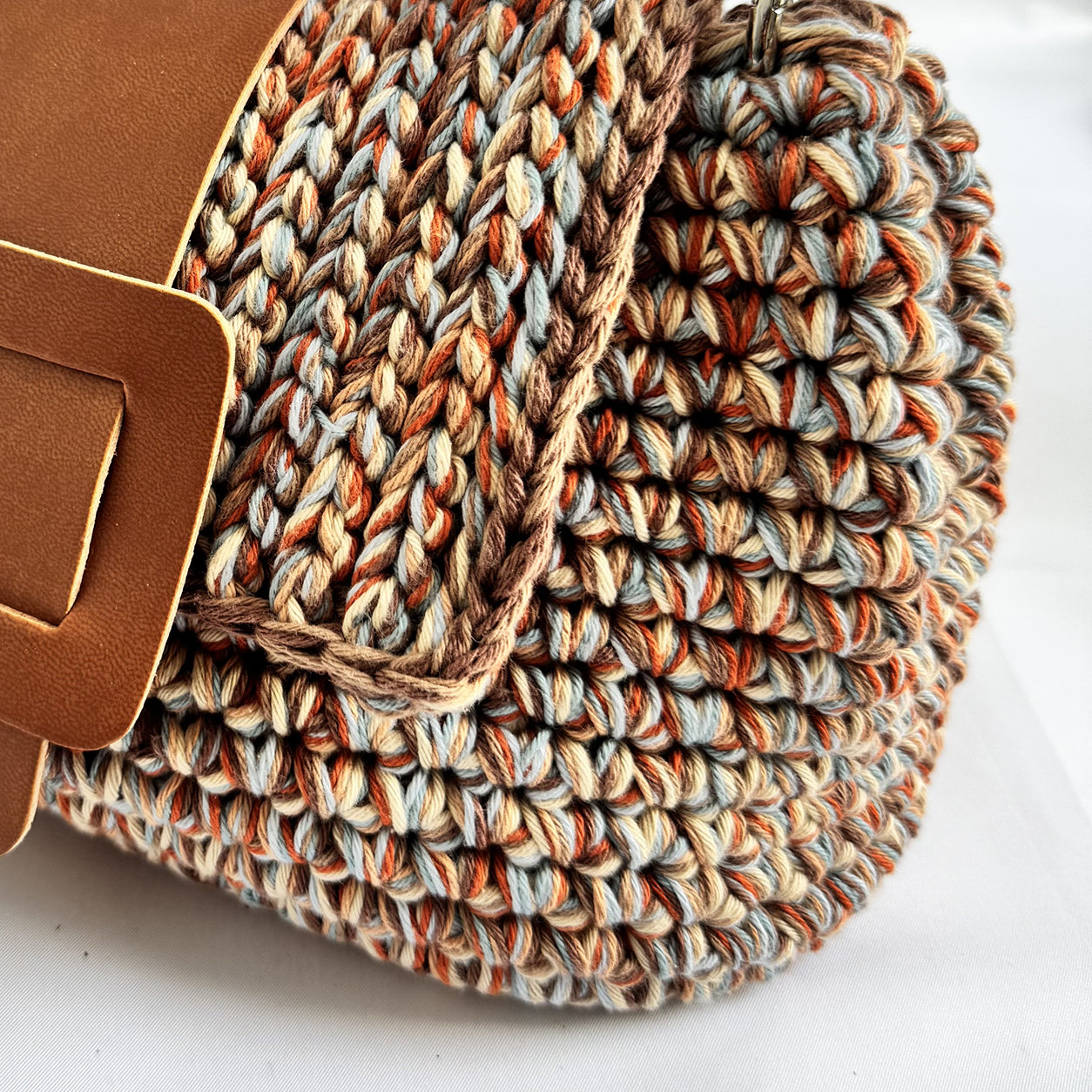 Dettaglio della fibbia in similpelle della borsa crochet Kia Cuoio chiaro
