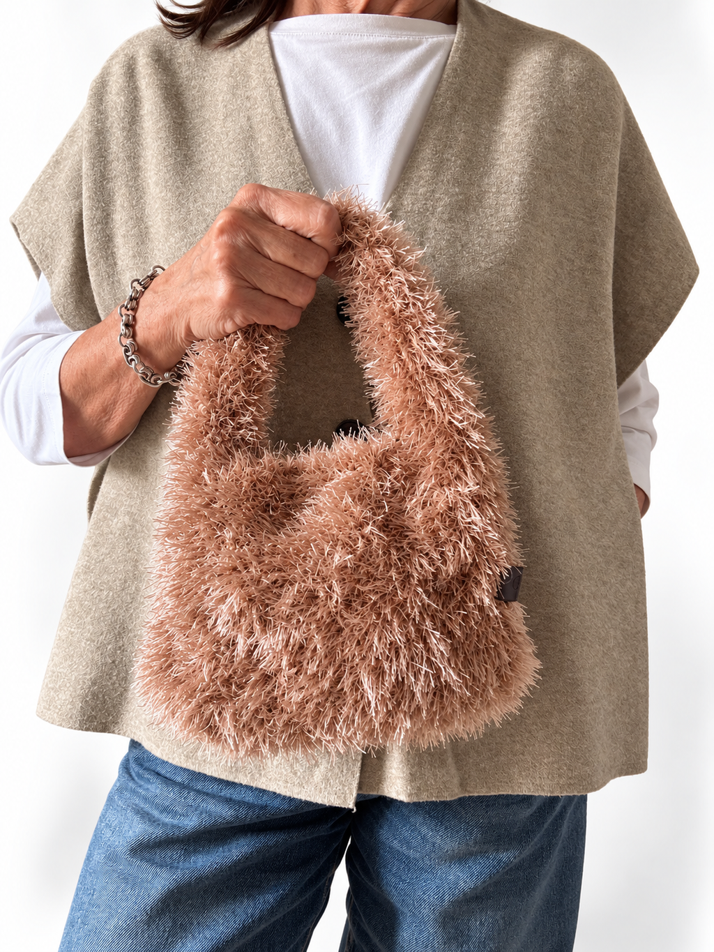 Borsa crochet Lula Fur color caramello indossata con outfit casual