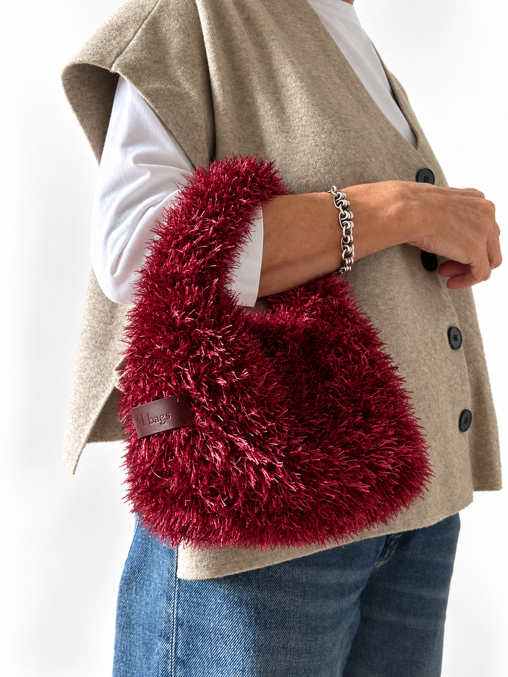 Borsa crochet Lula Fur color Sangria indossata con outfit casual