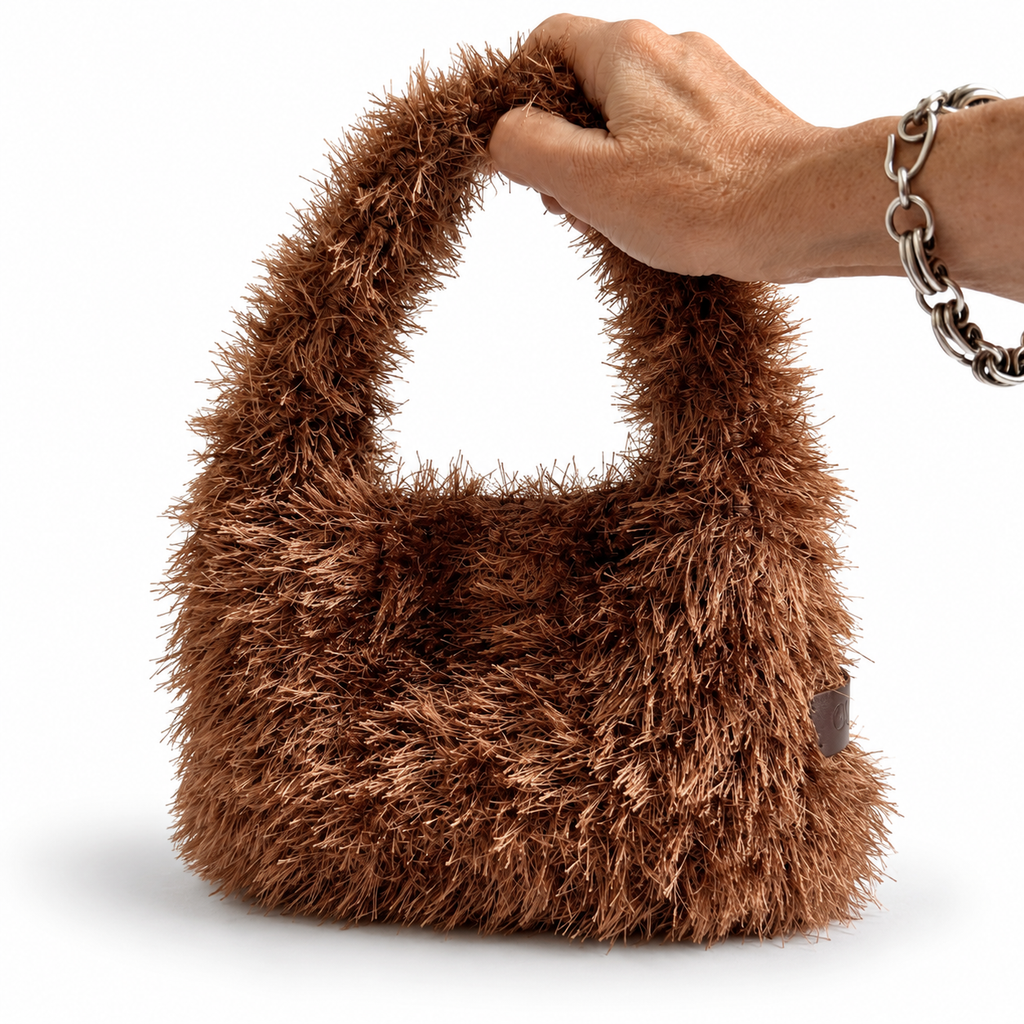 Borsa crochet Lula Fur color tabacco tenuta in mano