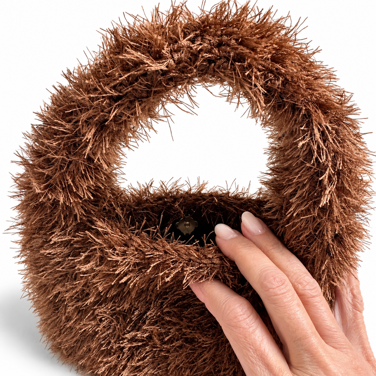 Dettaglio della chiusura interna della borsa crochet Lula Fur color tabacco