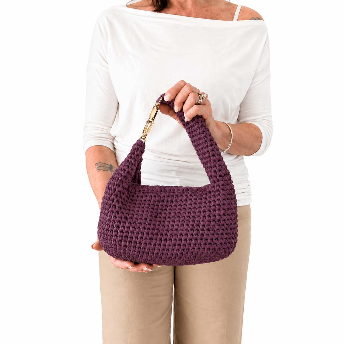 Luna borsa a uncinetto color Prugna indossata