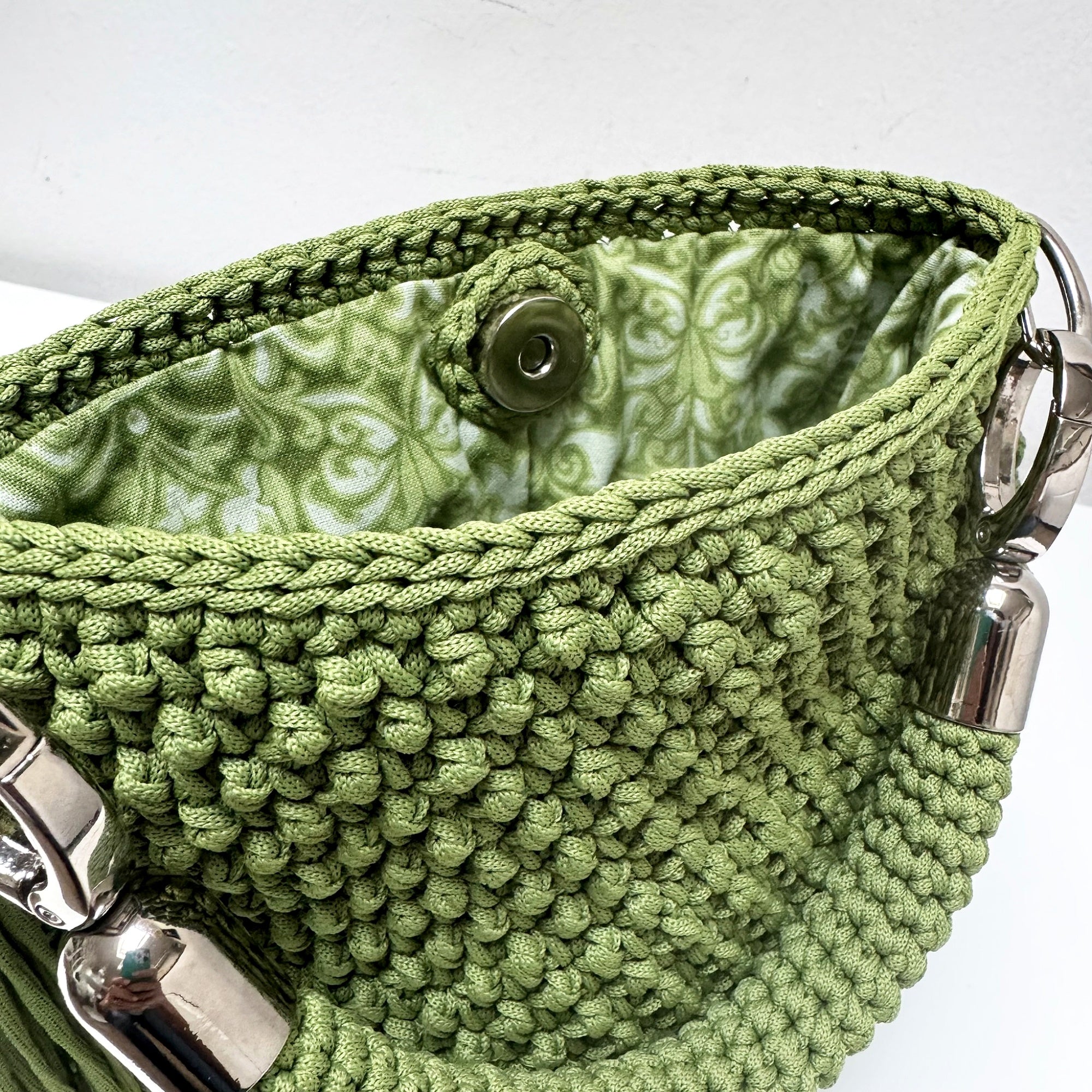 borsa uncinetto con nappina dettaglio interno e bottone magnetico